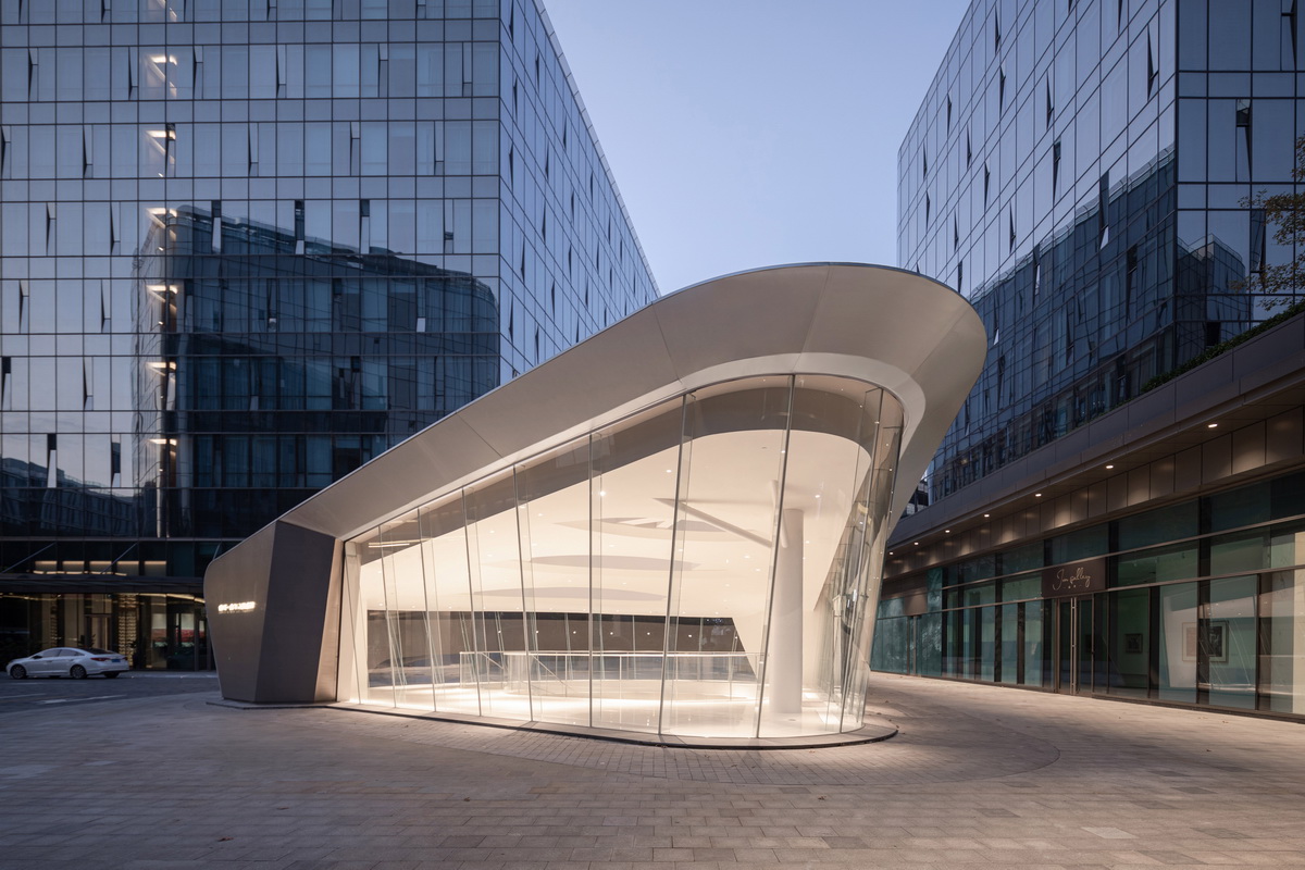 BIM建筑|上海虹桥首个当代艺术馆：一只“机翼”，跳脱于方盒子城市肌理 / 三益设计