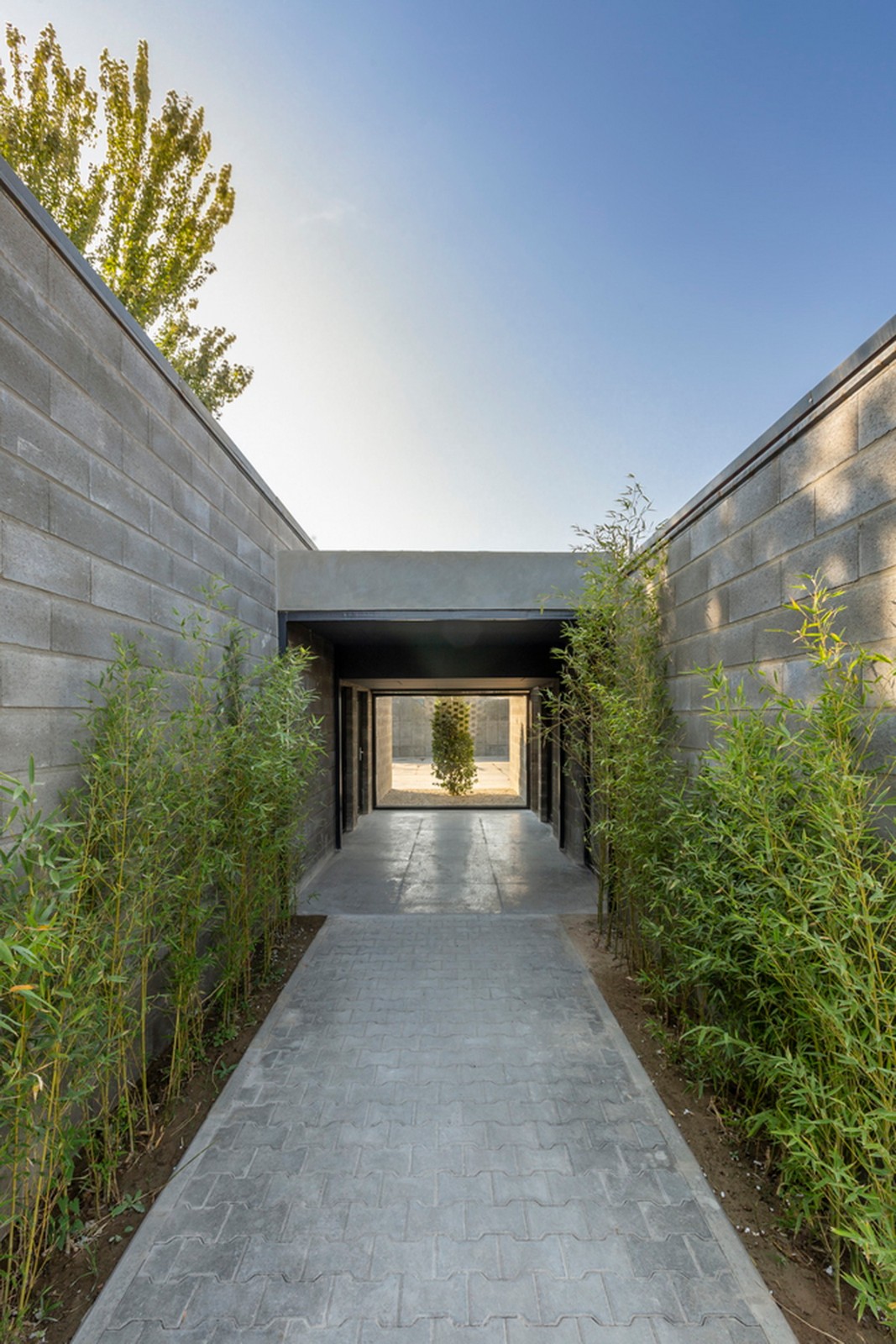 BIM建筑|Aptus 工厂展厅，庭院与光影之歌 / Hooba Design