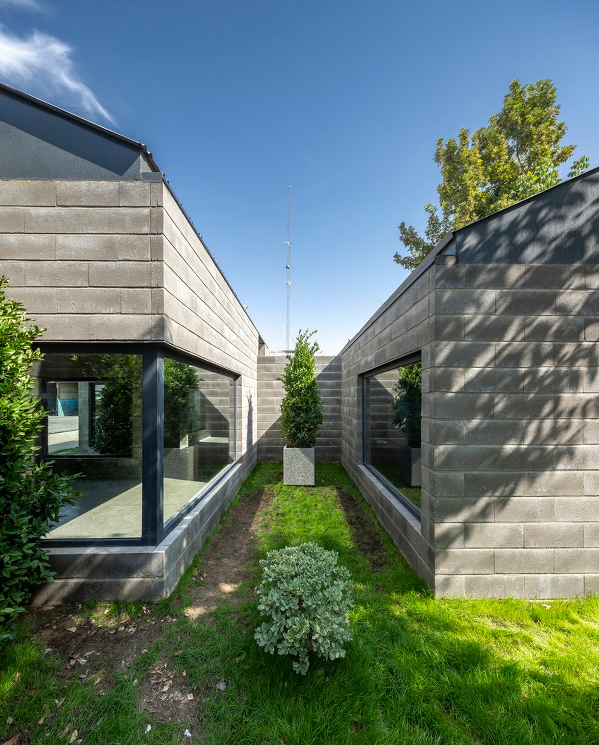 BIM建筑|Aptus 工厂展厅，庭院与光影之歌 / Hooba Design