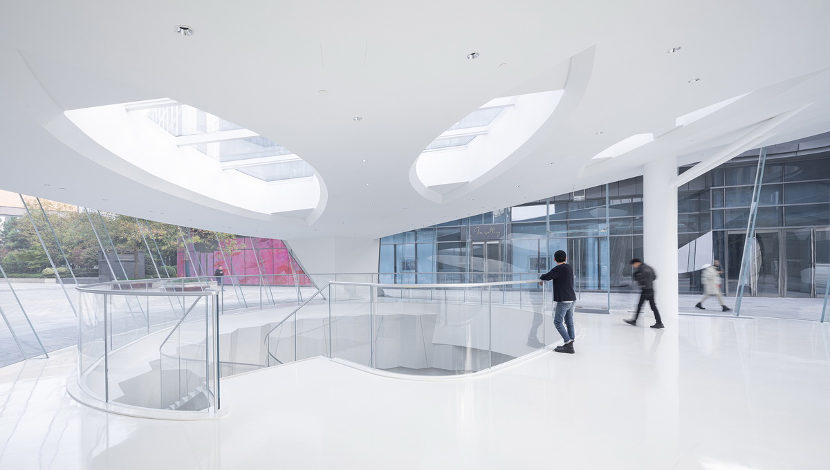 BIM建筑|上海虹桥首个当代艺术馆：一只“机翼”，跳脱于方盒子城市肌理 / 三益设计