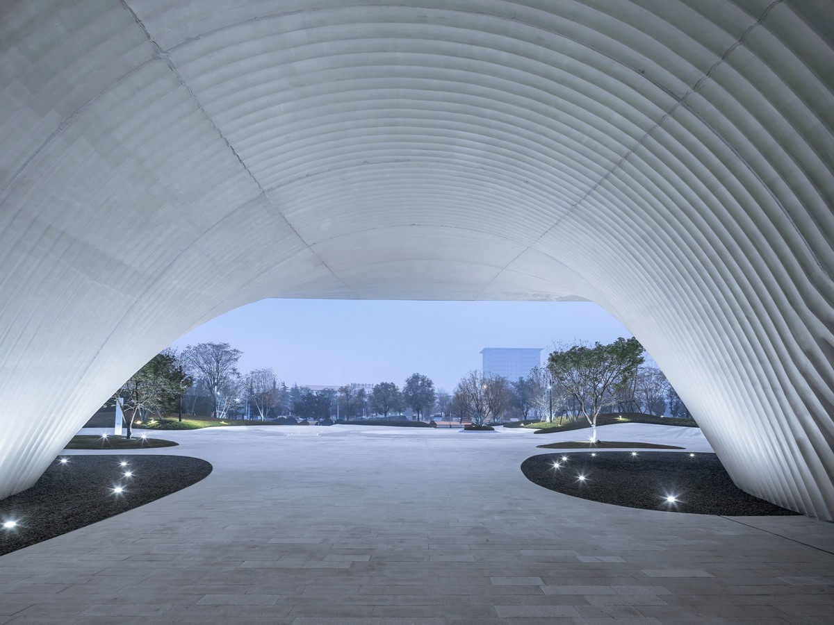 BIM建筑|漂浮之门——西安沣东新城莱安社区中心 / EID Architecture