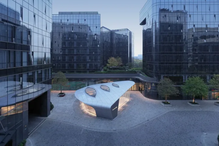 BIM建筑|上海虹桥首个当代艺术馆：一只“机翼”，跳脱于方盒子城市肌理 / 三益设计