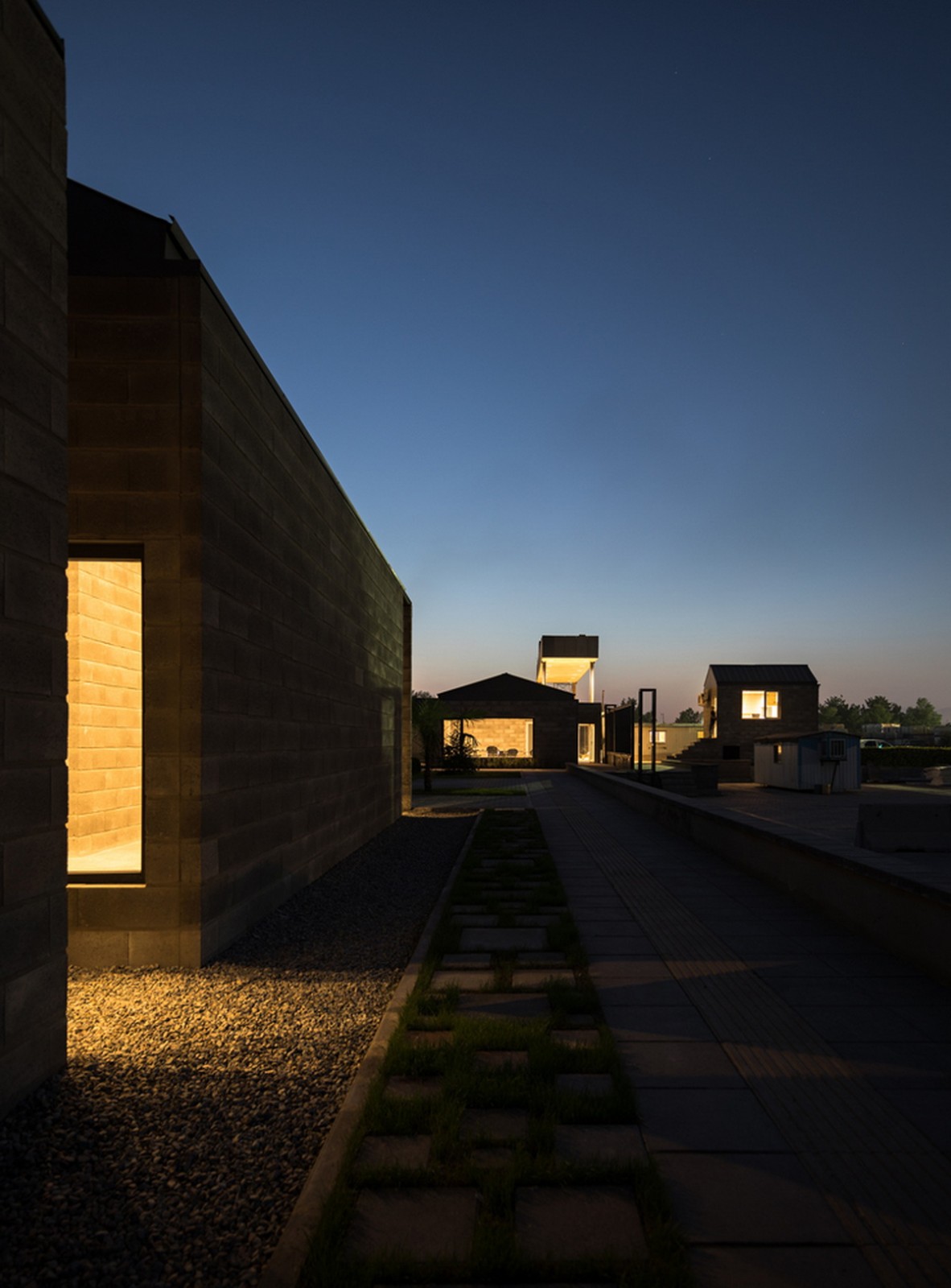 BIM建筑|Aptus 工厂展厅，庭院与光影之歌 / Hooba Design