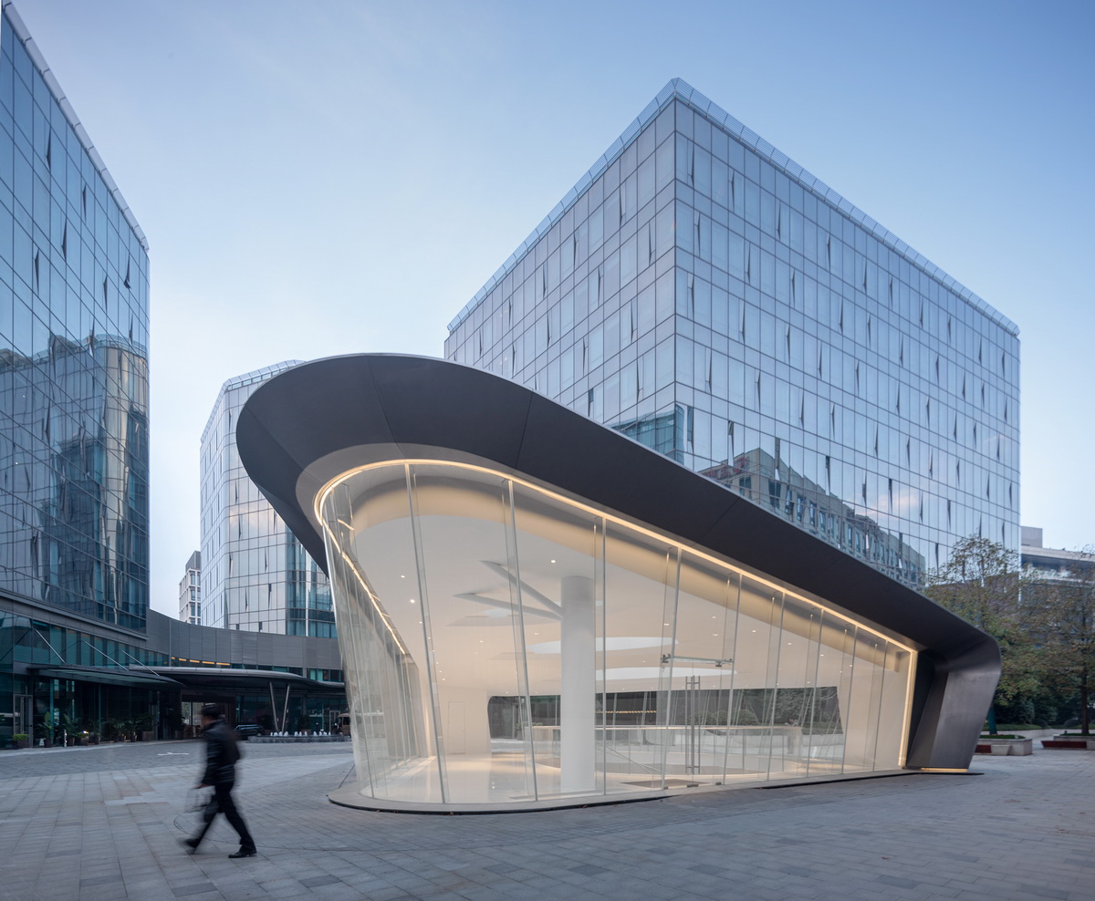 BIM建筑|上海虹桥首个当代艺术馆：一只“机翼”，跳脱于方盒子城市肌理 / 三益设计