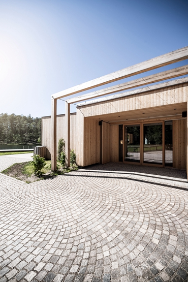 BIM建筑|意大利“建筑网络”设计湖滨游泳小屋