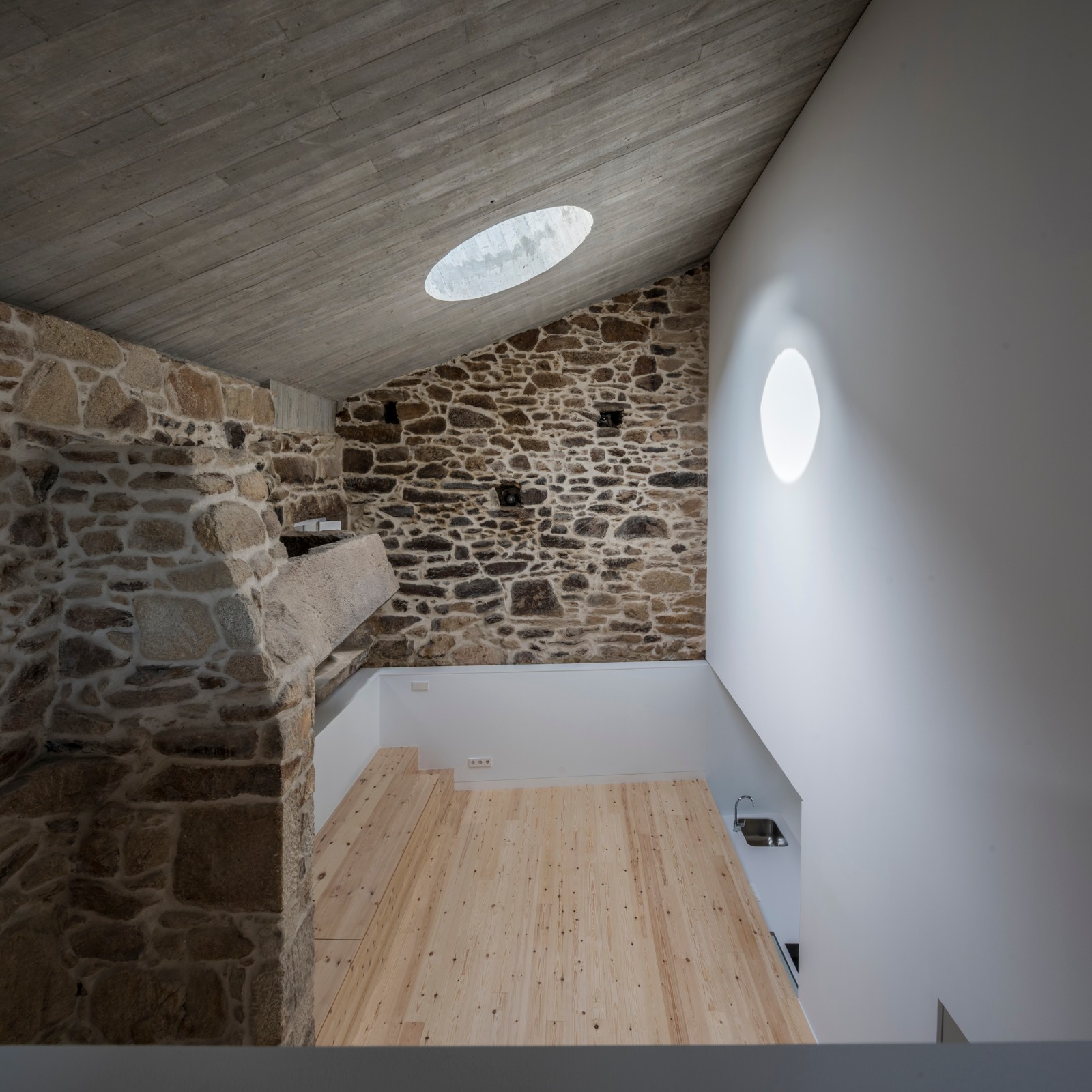 BIM建筑|混凝土和石头的碰撞 | 西班牙米拉弗洛雷斯住宅修复