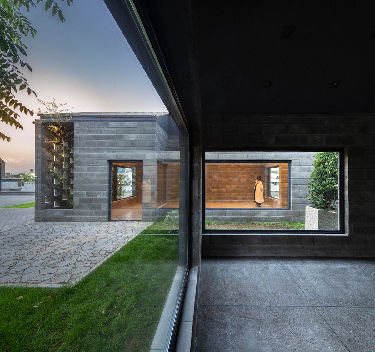 BIM建筑|Aptus 工厂展厅，庭院与光影之歌 / Hooba Design