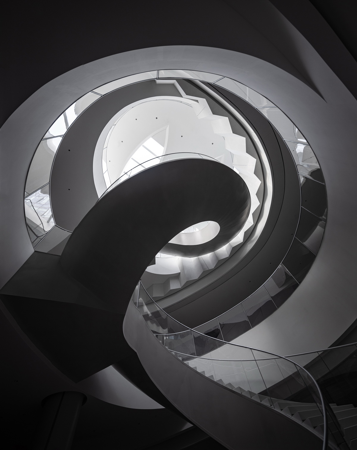 BIM建筑|上海虹桥首个当代艺术馆：一只“机翼”，跳脱于方盒子城市肌理 / 三益设计