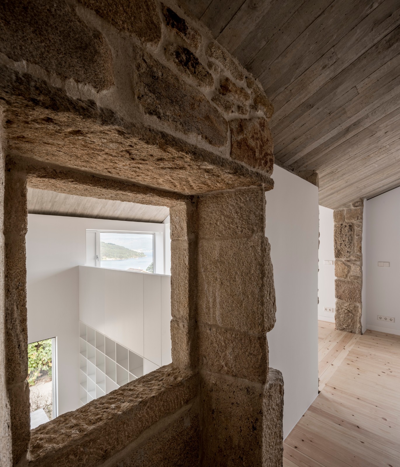 BIM建筑|混凝土和石头的碰撞 | 西班牙米拉弗洛雷斯住宅修复