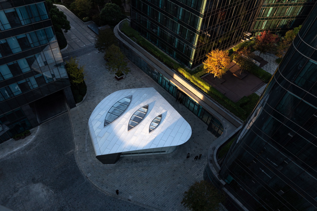 BIM建筑|上海虹桥首个当代艺术馆：一只“机翼”，跳脱于方盒子城市肌理 / 三益设计