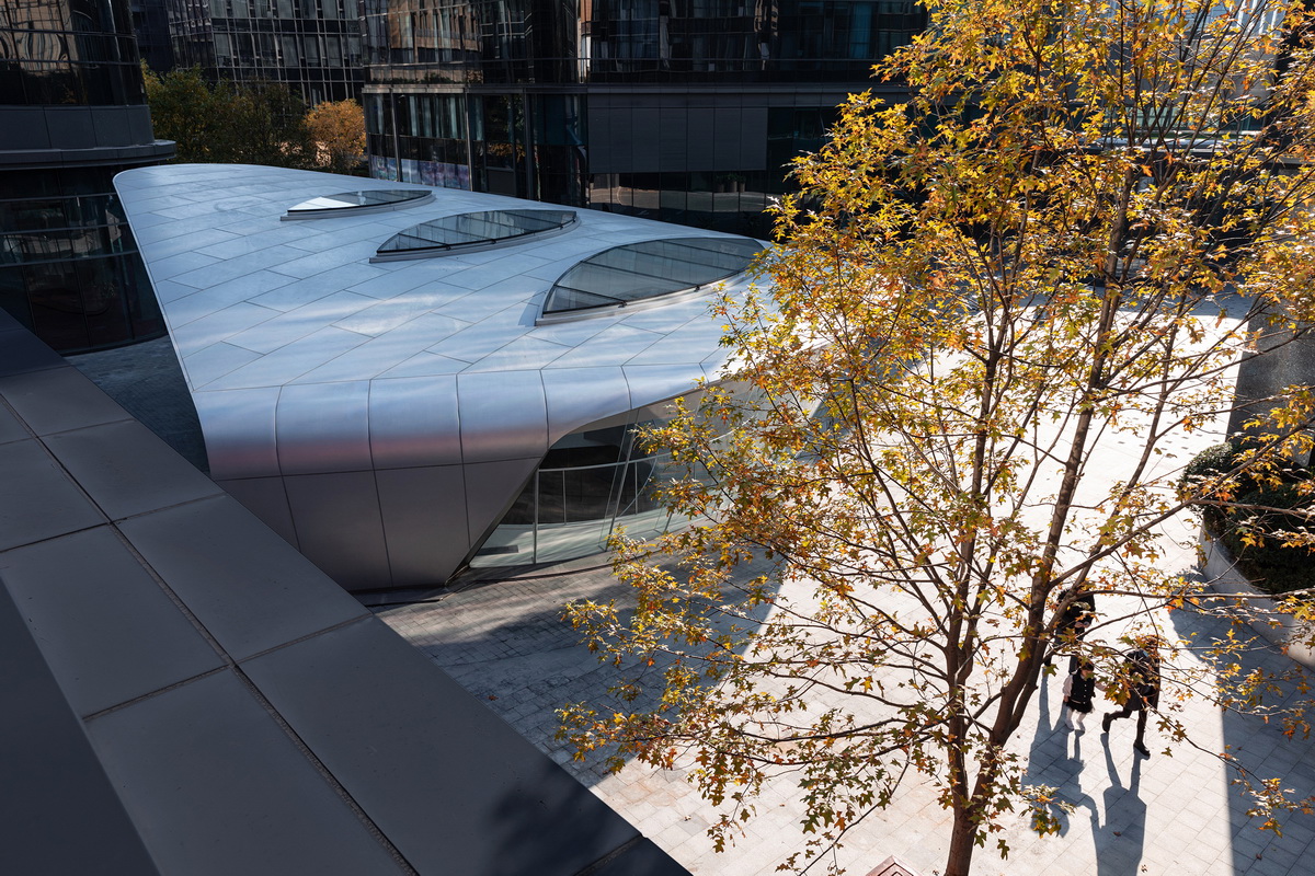 BIM建筑|上海虹桥首个当代艺术馆：一只“机翼”，跳脱于方盒子城市肌理 / 三益设计