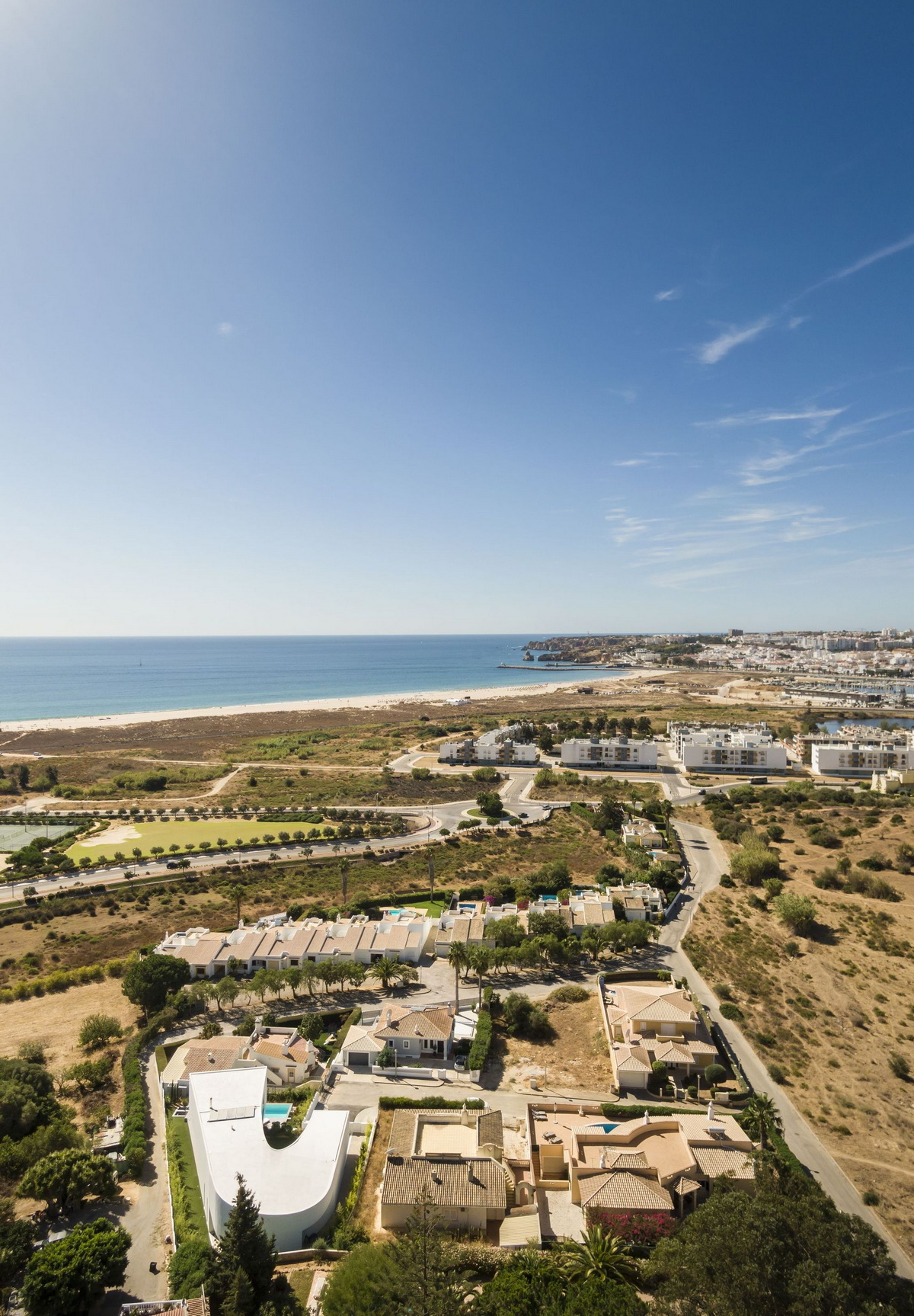 BIM建筑|葡萄牙 Dorfler 住宅，大胆而优雅的曲线 / Vitor Vilhena Arquitectura