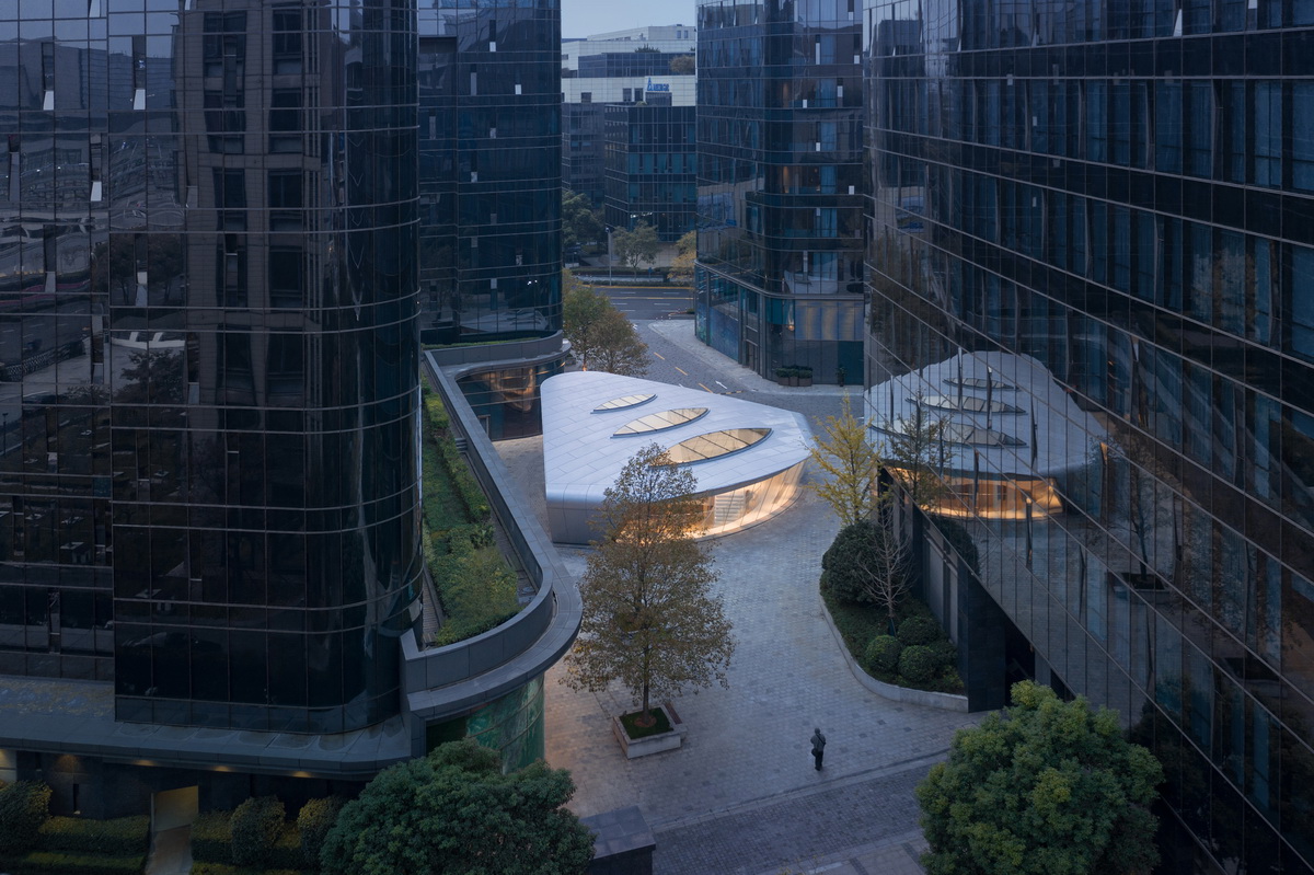 BIM建筑|上海虹桥首个当代艺术馆：一只“机翼”，跳脱于方盒子城市肌理 / 三益设计