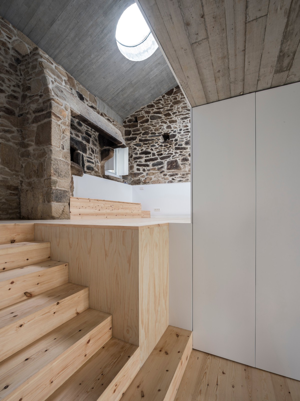 BIM建筑|混凝土和石头的碰撞 | 西班牙米拉弗洛雷斯住宅修复