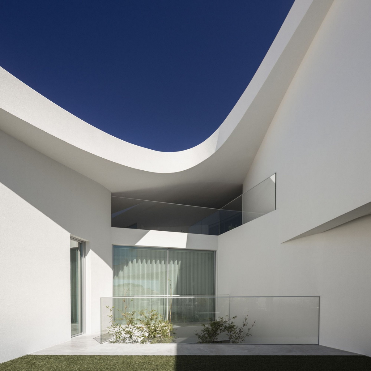 BIM建筑|葡萄牙 Dorfler 住宅，大胆而优雅的曲线 / Vitor Vilhena Arquitectura