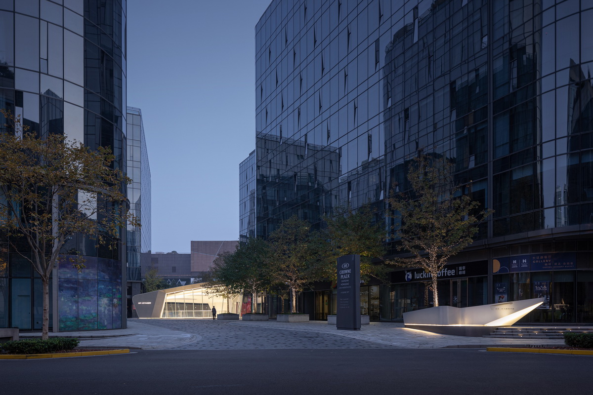 BIM建筑|上海虹桥首个当代艺术馆：一只“机翼”，跳脱于方盒子城市肌理 / 三益设计