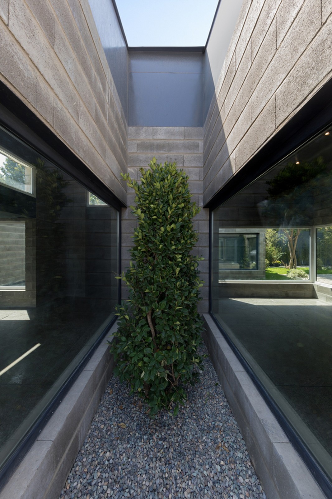 BIM建筑|Aptus 工厂展厅，庭院与光影之歌 / Hooba Design