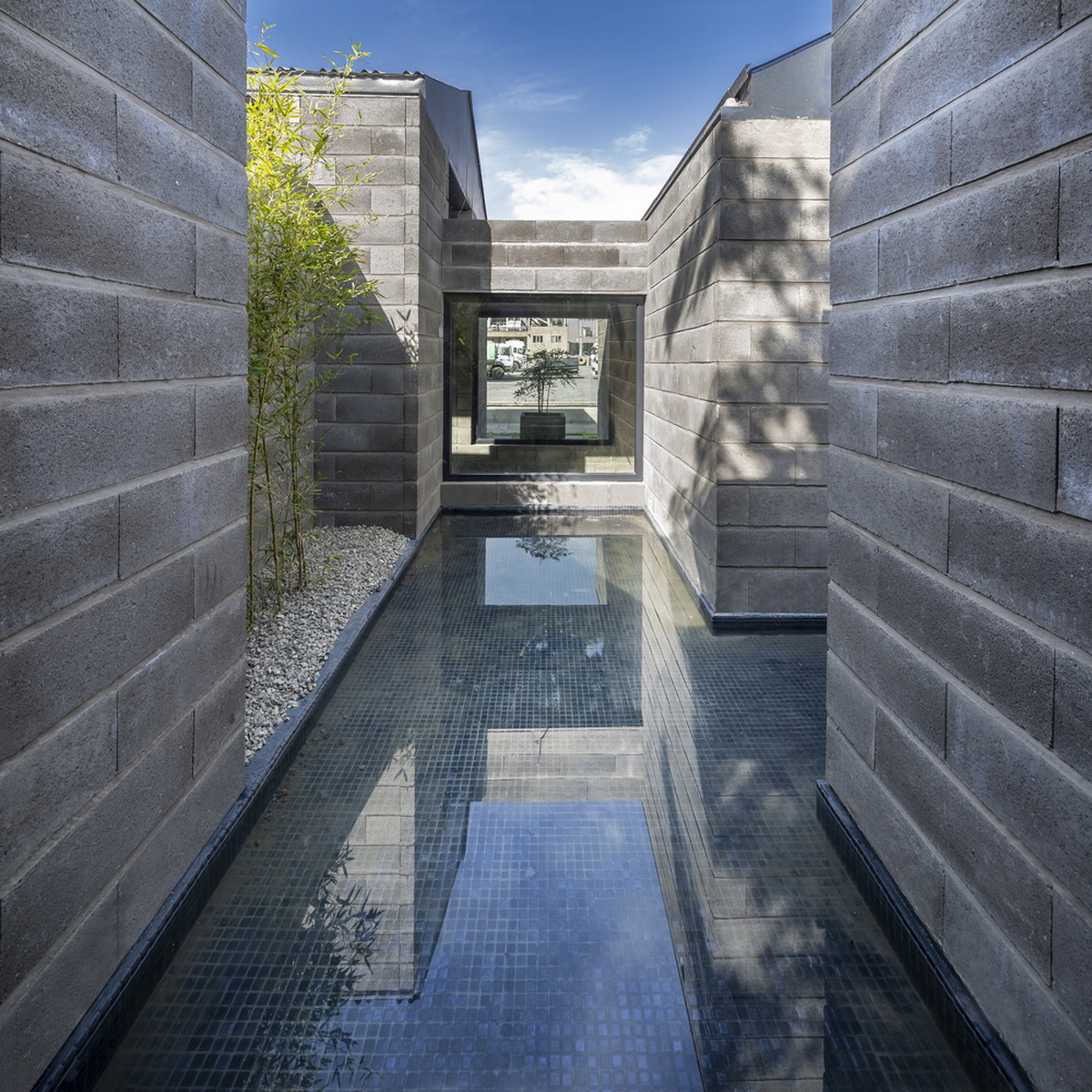 BIM建筑|Aptus 工厂展厅，庭院与光影之歌 / Hooba Design