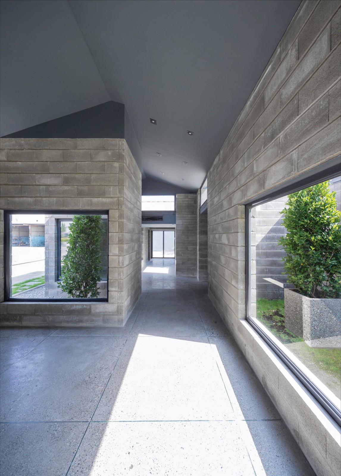 BIM建筑|Aptus 工厂展厅，庭院与光影之歌 / Hooba Design