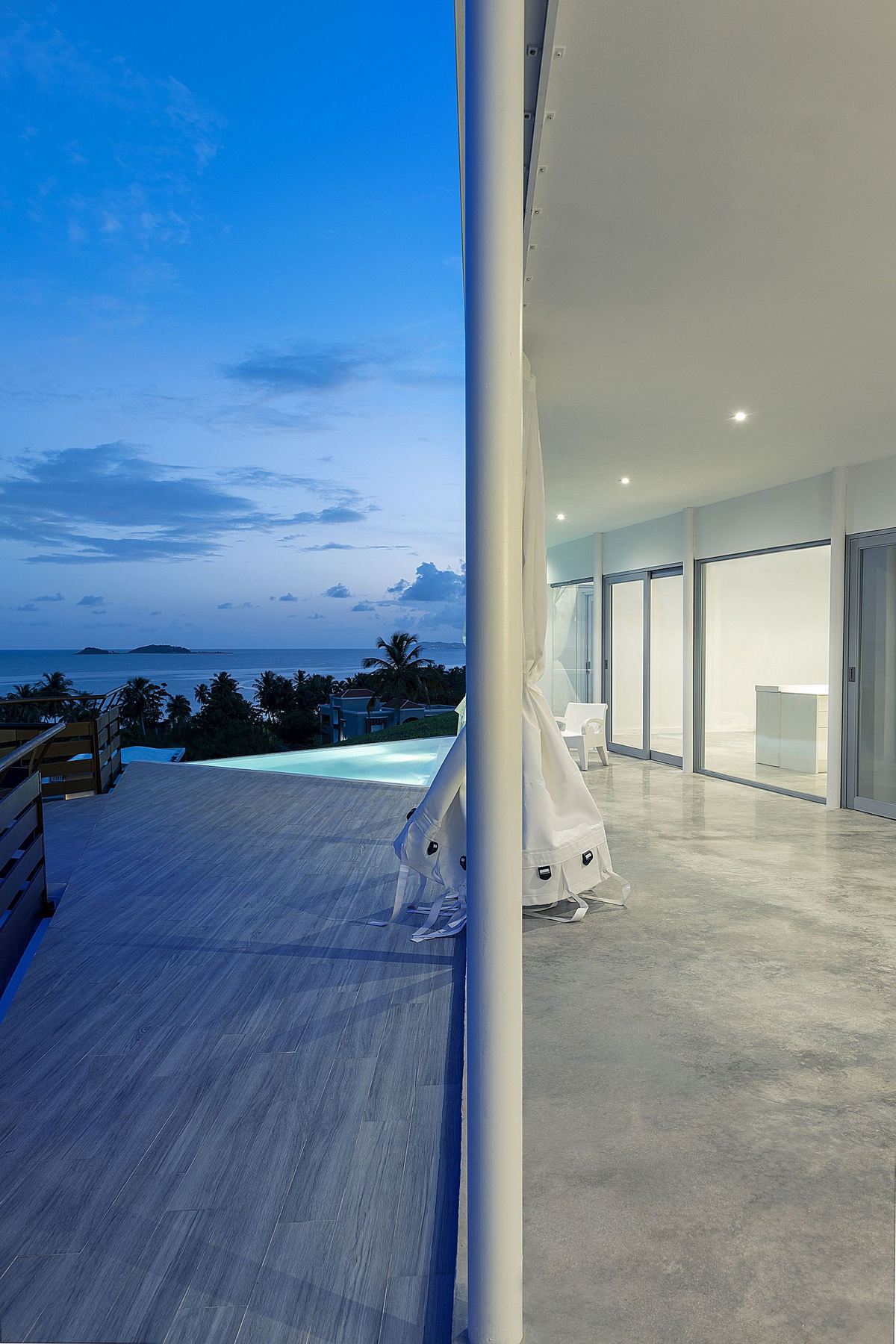 BIM建筑|波多黎各白色“烟囱”住宅：一半封闭，一半外向 / FUSTER + Architects