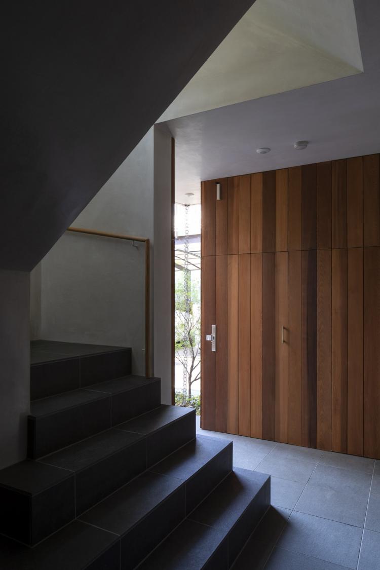 BIM建筑|东京天空洞穴住宅：静谧的自然居所 / IKAWAYA Architects