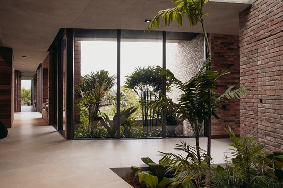 BIM建筑|OA+在哥伦比亚设计融入环境的“卡门屋”