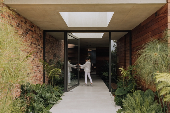 BIM建筑|OA+在哥伦比亚设计融入环境的“卡门屋”