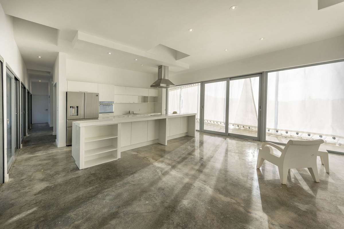 BIM建筑|波多黎各白色“烟囱”住宅：一半封闭，一半外向 / FUSTER + Architects