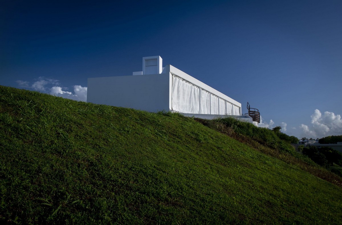 BIM建筑|波多黎各白色“烟囱”住宅：一半封闭，一半外向 / FUSTER + Architects