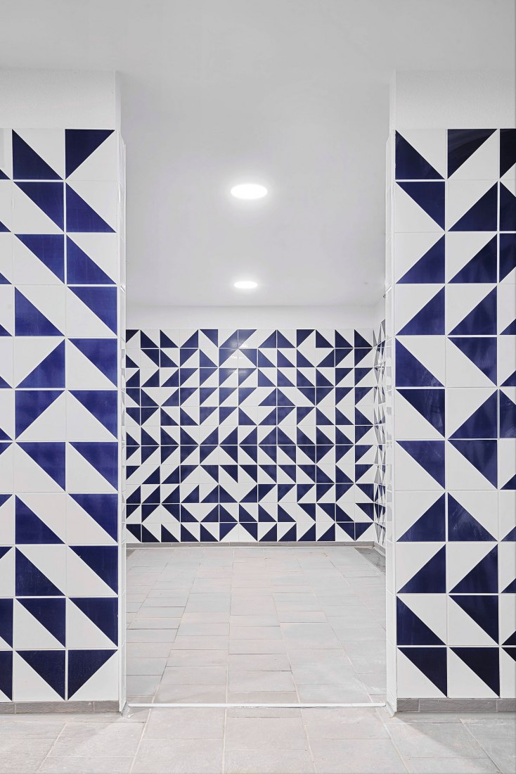 BIM建筑|红砖石外墙的半地下体育场 | CAMP DEL FERRO 体育中心