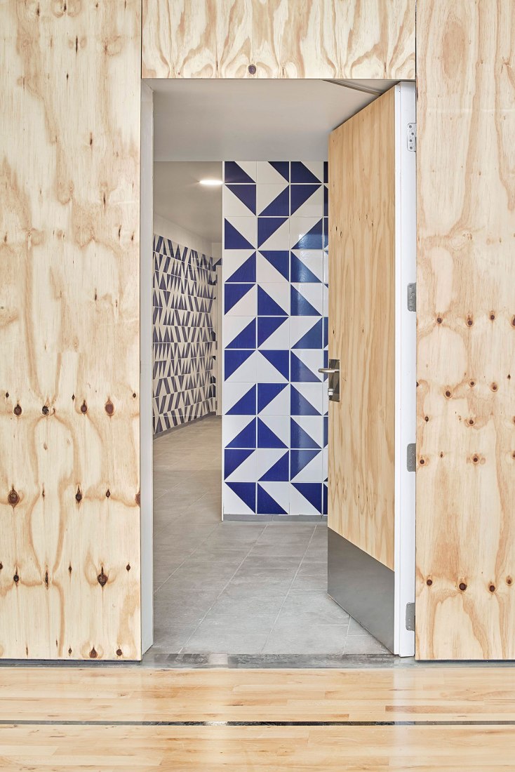 BIM建筑|红砖石外墙的半地下体育场 | CAMP DEL FERRO 体育中心