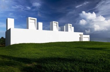 BIM建筑|波多黎各白色“烟囱”住宅：一半封闭，一半外向 / FUSTER + Architects-BIM建筑网