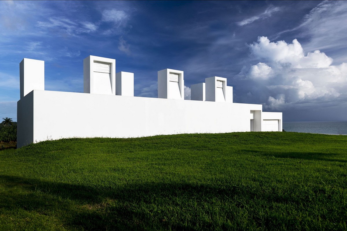 BIM建筑|波多黎各白色“烟囱”住宅：一半封闭，一半外向 / FUSTER + Architects