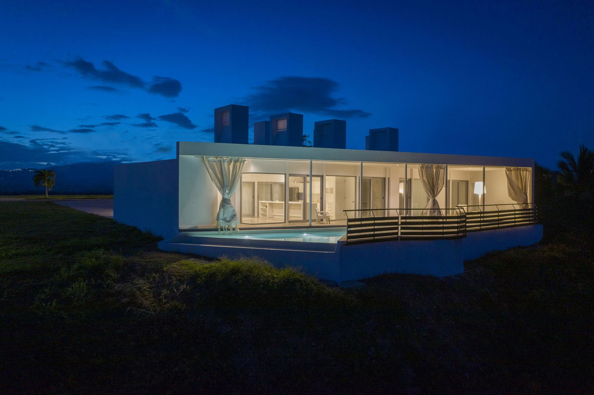 BIM建筑|波多黎各白色“烟囱”住宅：一半封闭，一半外向 / FUSTER + Architects