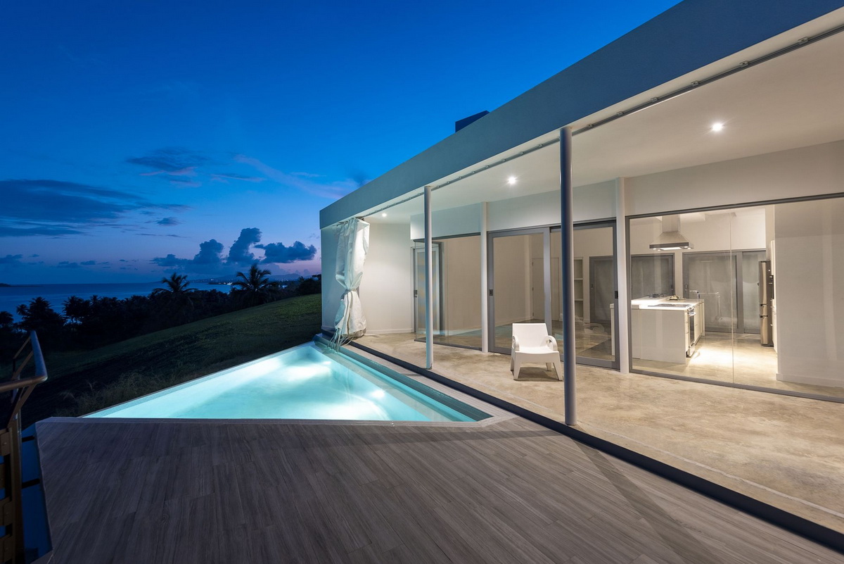 BIM建筑|波多黎各白色“烟囱”住宅：一半封闭，一半外向 / FUSTER + Architects