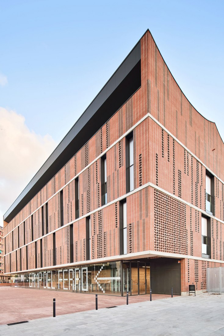 BIM建筑|红砖石外墙的半地下体育场 | CAMP DEL FERRO 体育中心