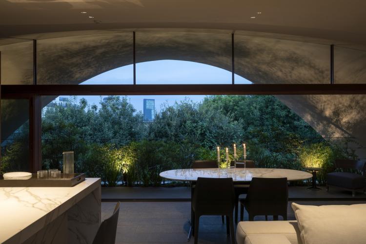 BIM建筑|东京天空洞穴住宅：静谧的自然居所 / IKAWAYA Architects