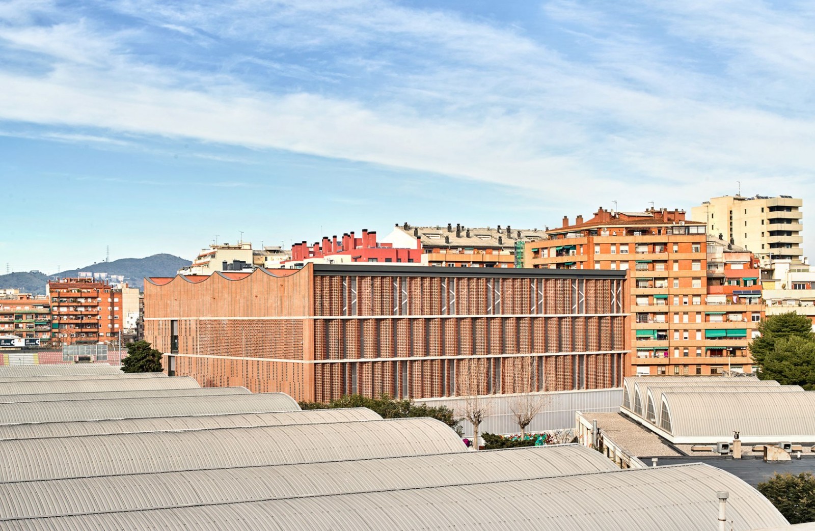 BIM建筑|红砖石外墙的半地下体育场 | CAMP DEL FERRO 体育中心