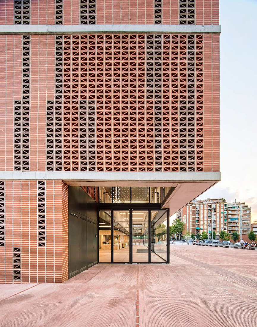 BIM建筑|红砖石外墙的半地下体育场 | CAMP DEL FERRO 体育中心