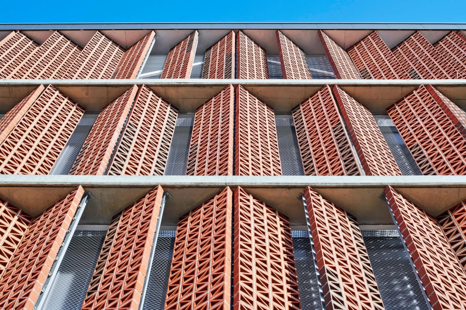 BIM建筑|红砖石外墙的半地下体育场 | CAMP DEL FERRO 体育中心