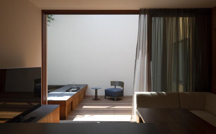 BIM建筑|东京天空洞穴住宅：静谧的自然居所 / IKAWAYA Architects