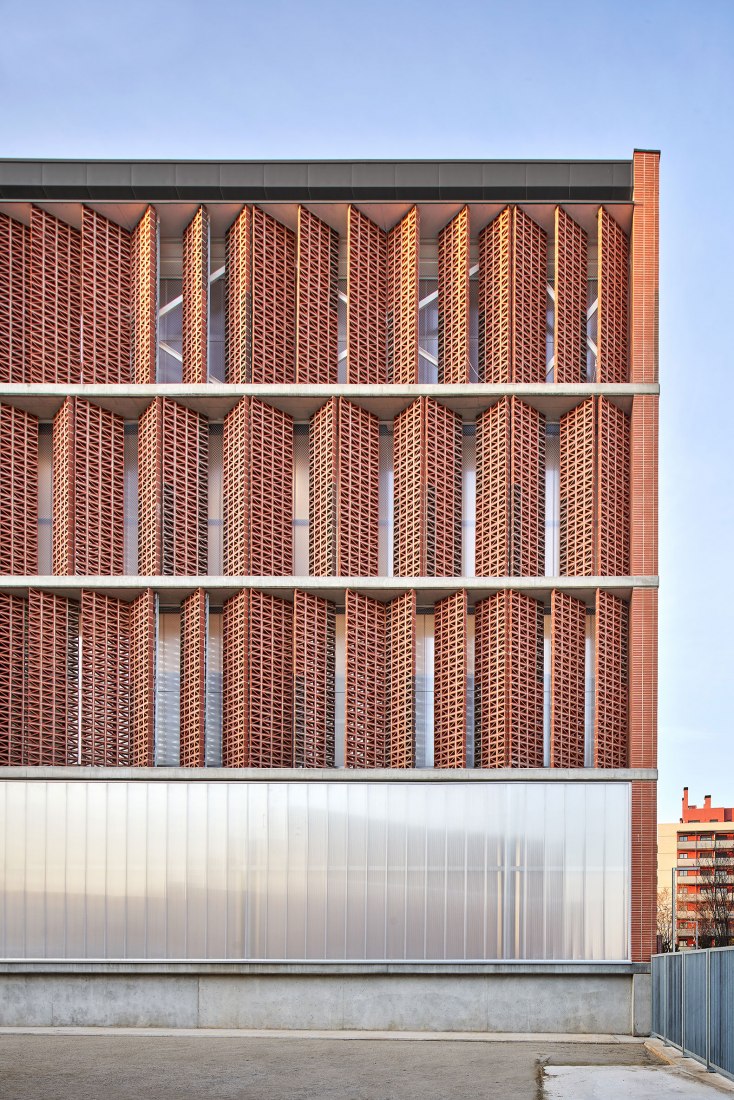 BIM建筑|红砖石外墙的半地下体育场 | CAMP DEL FERRO 体育中心