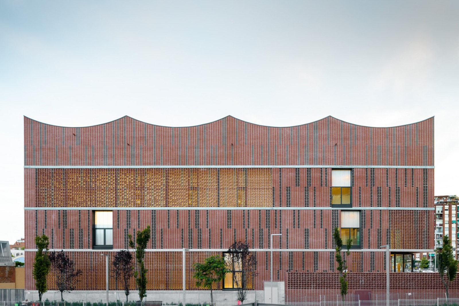 BIM建筑|红砖石外墙的半地下体育场 | CAMP DEL FERRO 体育中心