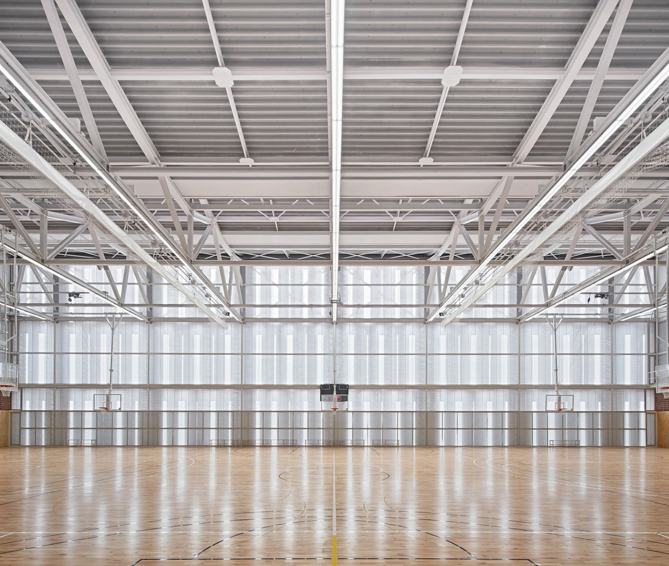 BIM建筑|红砖石外墙的半地下体育场 | CAMP DEL FERRO 体育中心