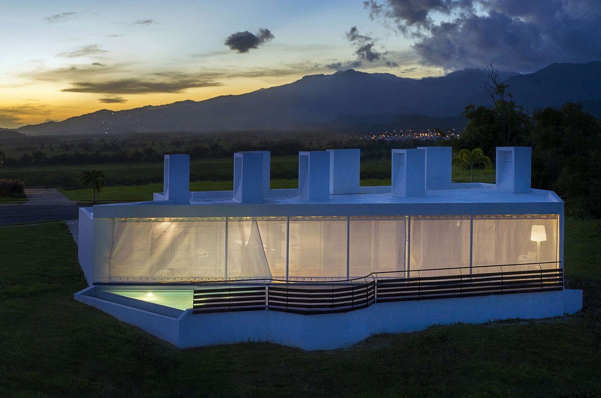 BIM建筑|波多黎各白色“烟囱”住宅：一半封闭，一半外向 / FUSTER + Architects