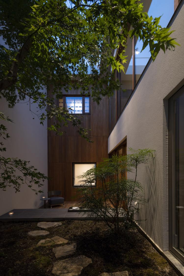 BIM建筑|东京天空洞穴住宅：静谧的自然居所 / IKAWAYA Architects