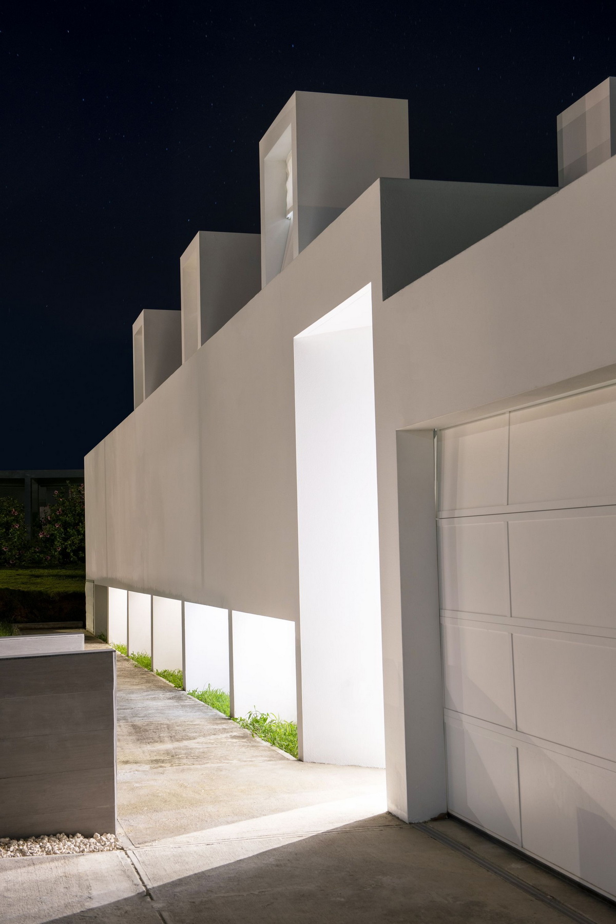 BIM建筑|波多黎各白色“烟囱”住宅：一半封闭，一半外向 / FUSTER + Architects