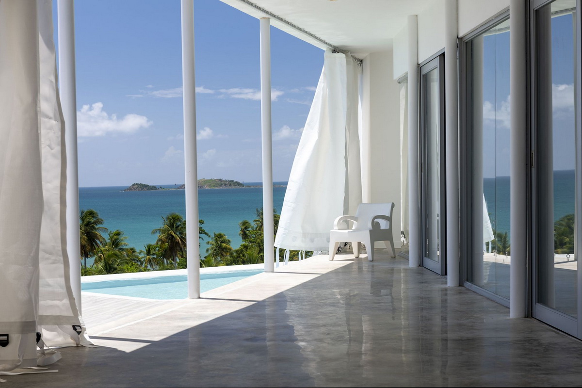 BIM建筑|波多黎各白色“烟囱”住宅：一半封闭，一半外向 / FUSTER + Architects