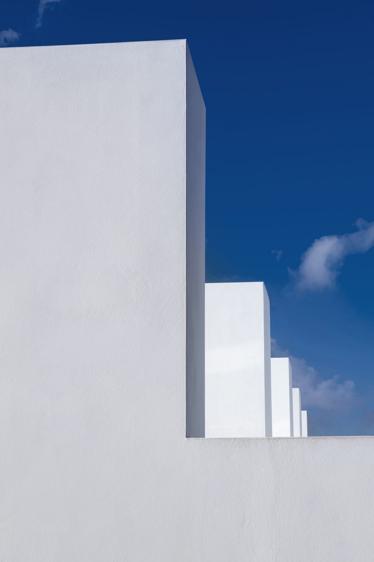 BIM建筑|波多黎各白色“烟囱”住宅：一半封闭，一半外向 / FUSTER + Architects