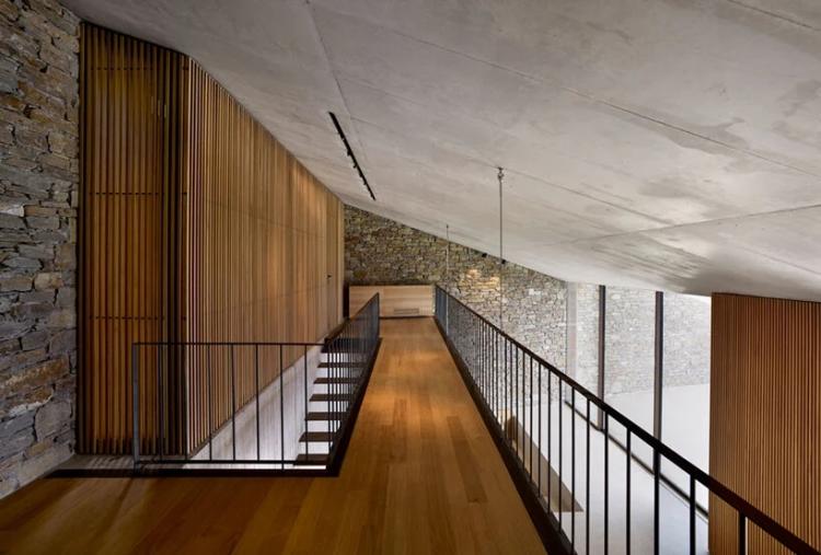 BIM建筑|嵌入地下的“洞穴”住宅，希腊 / Mold Architects